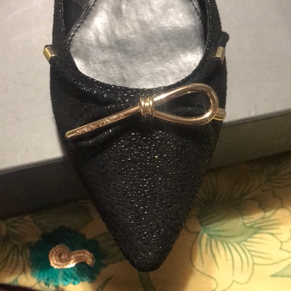 🥰 VINCE CAMUTO black leather pointed flats 🥿 - Picture 2 of 6